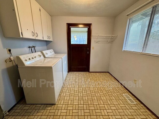 Building Photo - 50 E Vine Maple Ln