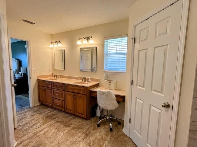 Building Photo - 33 Wheeling Ln