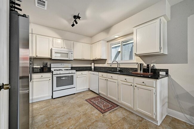 Building Photo - 9007 Jesse James Dr