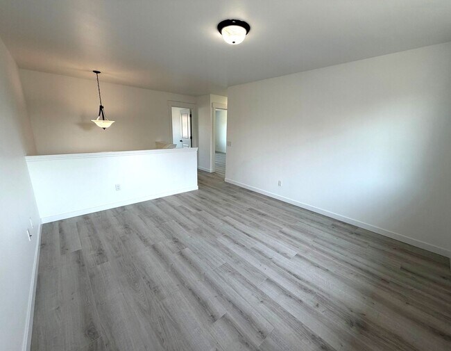 Building Photo - Newly remodeled 4 bedrrom 2.5 bathroom
