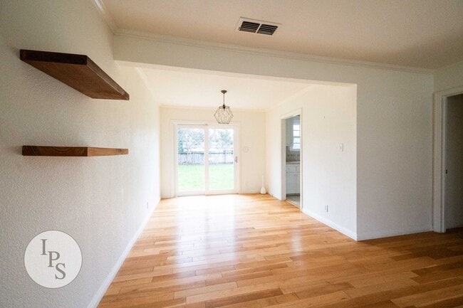 Building Photo - Beautiful Old Fig Home, 3BR/1BA, Huge Lot!...