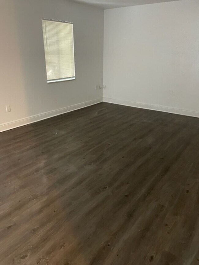 Building Photo - Large two bedroom condo