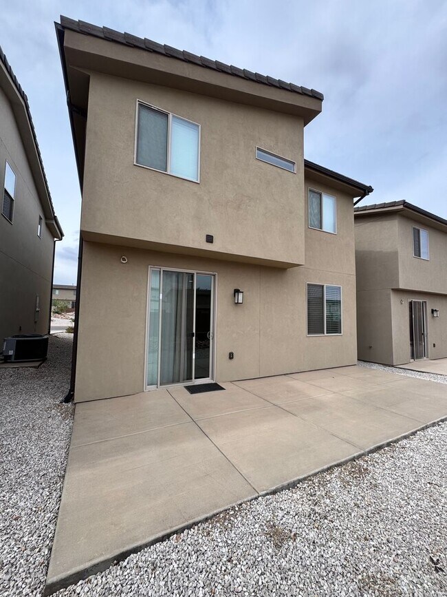Building Photo - Beautiful 3 bed 2.5 bath Home!