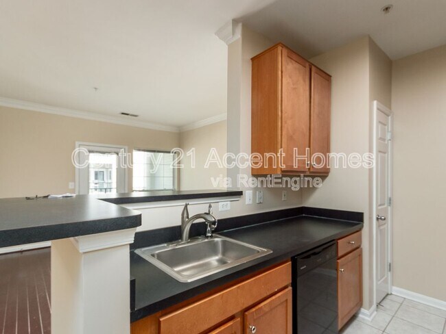 Building Photo - 4862 Eisenhower Ave