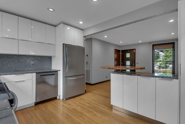 Building Photo - "Charming 3-Bedroom Haven with Gleaming Hardwood Floors in Vibrant Nashville Neighborhood!"