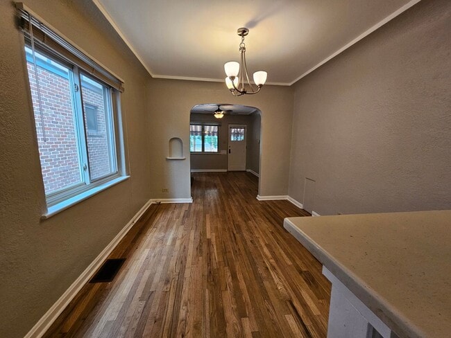 Building Photo - Alamo Placita Adorable 3 Bed 2 Bath Bungalow w/ CACH, Garage, Fenced Yard & More