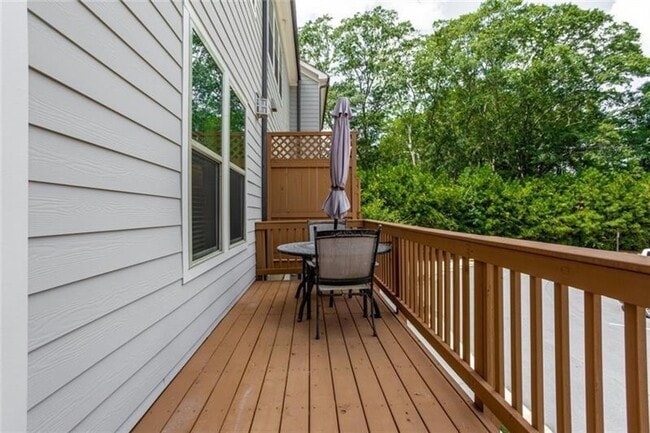 Building Photo - Large 3 Bedroom Luxury Townhome on Silver ...