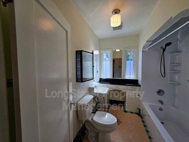 Building Photo - 224 N Russet St