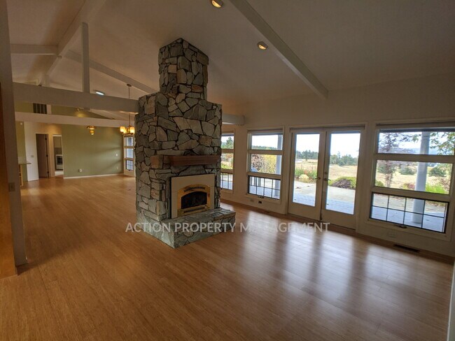 Building Photo - 3 bed 3 bath on 4.8 acres w/ beautiful water view