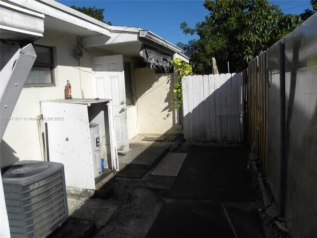 Building Photo - 7501 NW 2nd Terrace