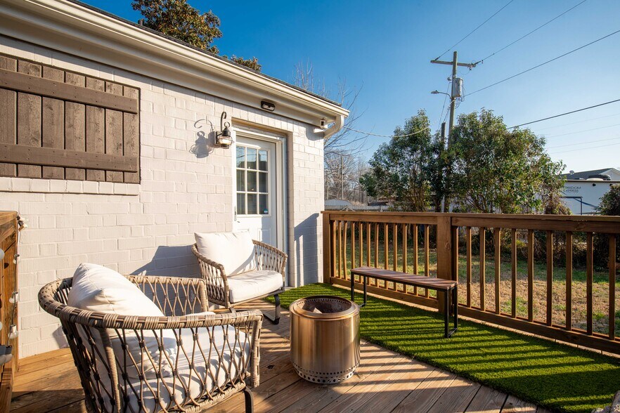 Building Photo - 616 Banks St