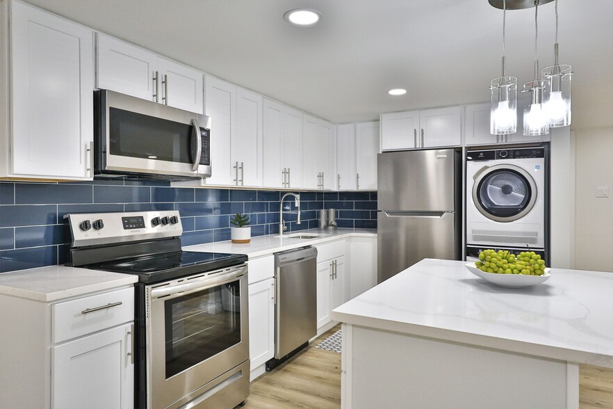 Kitchen-Renovated - New Orleans Park Apartments