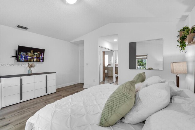 Building Photo - 15241 Wilshire Ct