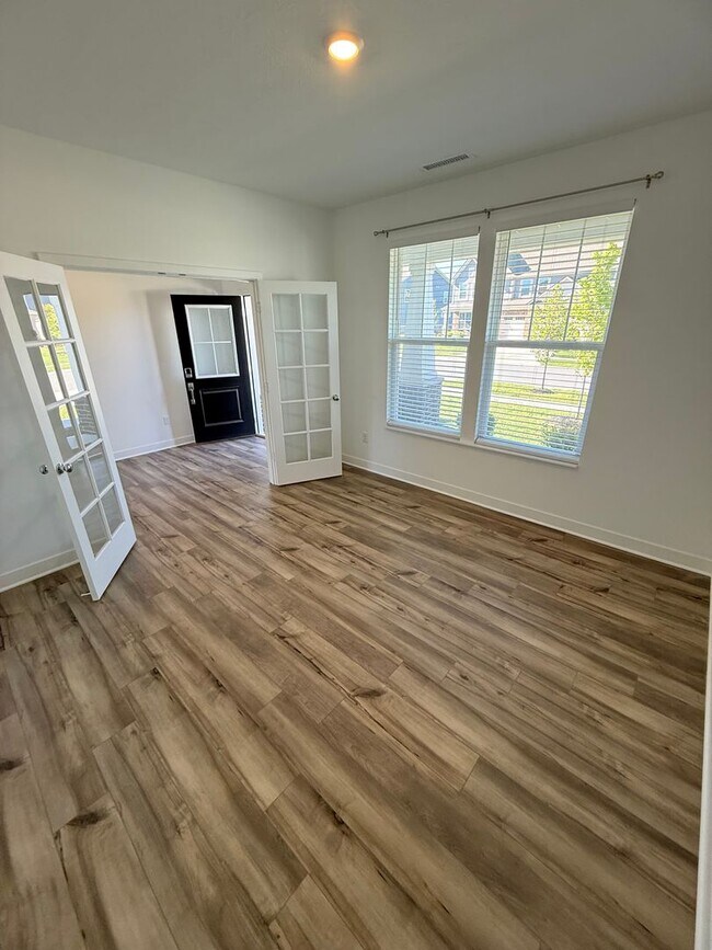 Building Photo - 1046 Elmwood Ln
