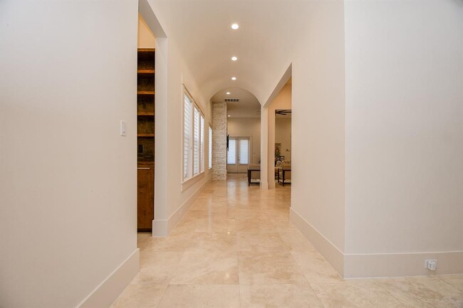 Building Photo - 3203 Blue Bonnet Blvd