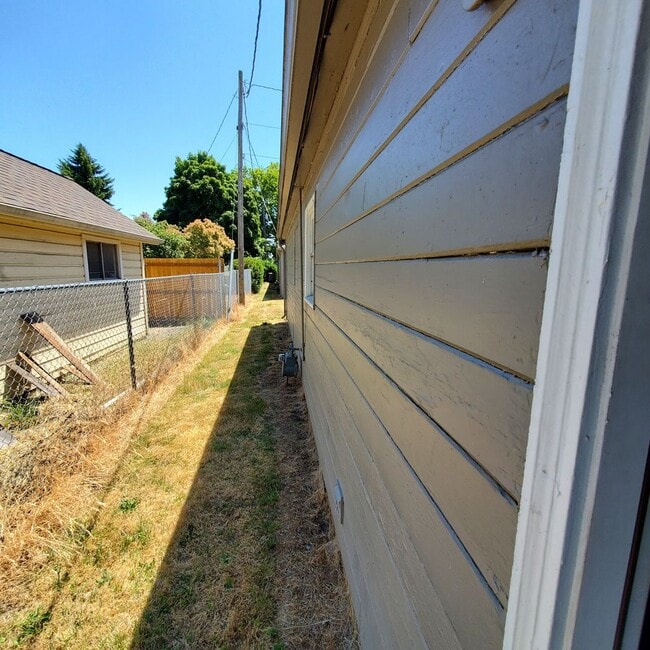 Building Photo - Cozy 2 Bed, 1 Bath Home close to Burkhart ...