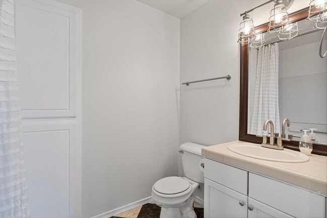 Building Photo - 8884 N Del Mar Ave