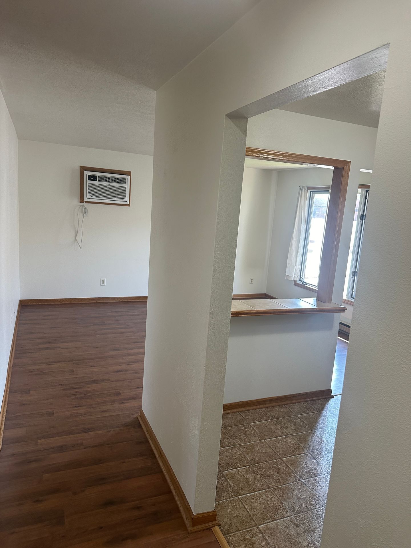 Building Photo - Immaculate Updated 2 Bedroom