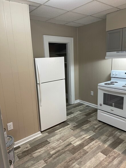 Kitchen with pantry - 207 W Irvine St