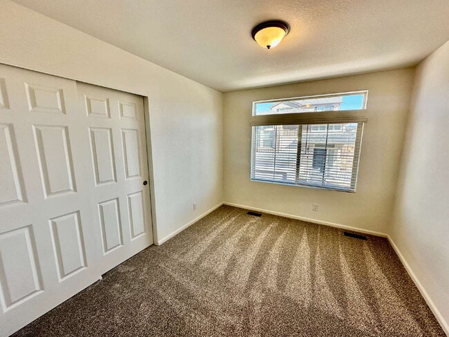 Building Photo - "Charming and spacious 3-Bed Sanctuary with 2.5 Baths the Reunion Community in Commerce City!"