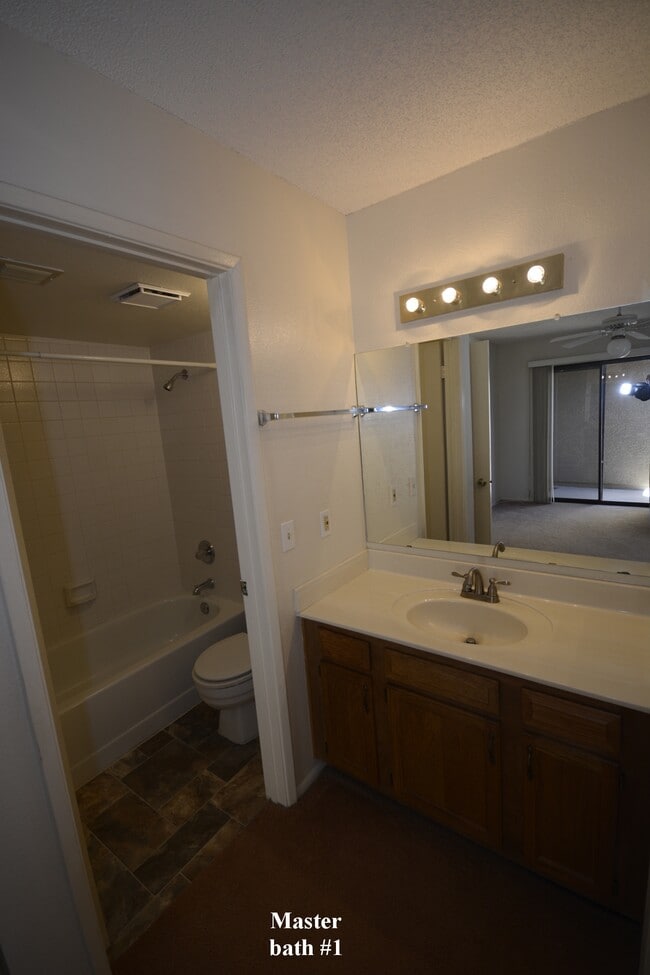 Building Photo - 850 S River Dr