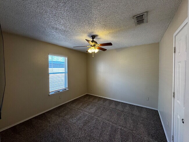 Building Photo - Stunning 2-Bed Oasis in Established Neighb...