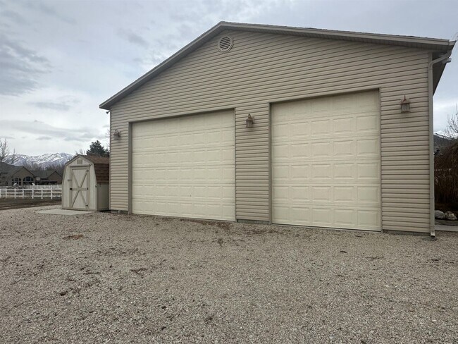 Building Photo - Cute country home available!