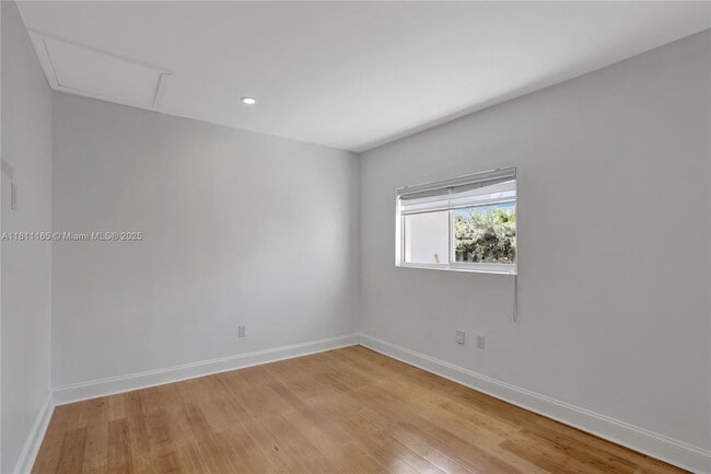 Building Photo - 375 SW 20th Rd