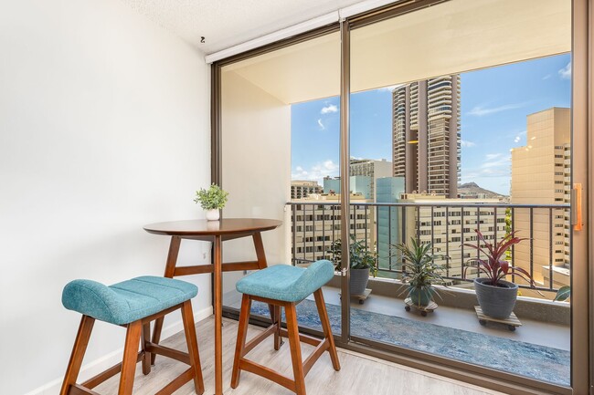 Building Photo - Unwind in Style: Fully Furnished 1 Bed/1 B...