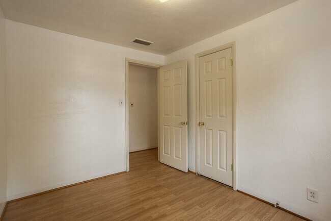 Building Photo - Centrally Located 3 Bedroom 1 Bathroom In ...