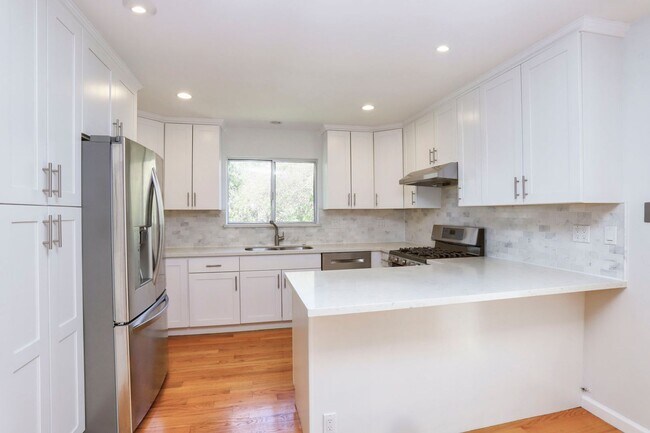 Building Photo - 264 W Oakwood Blvd