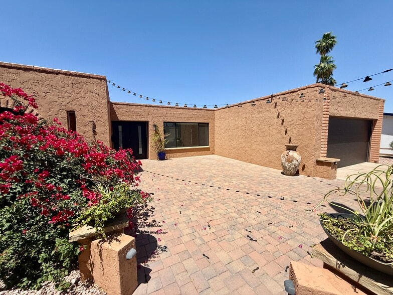 Front Courtyard - 2816 E Laurel Ln