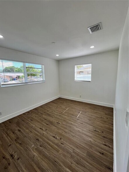 Building Photo - 2854 SW 4th Pl