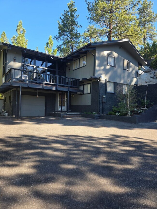 Building Photo - 686 Virginia Dr