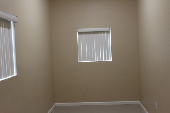 Building Photo - Immaculate 3/2 in Marianna, FL