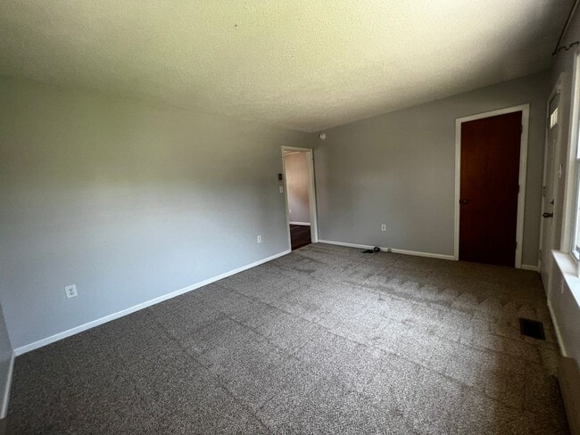 Building Photo - 3-Bed 2-Bath in Town with 3-Car Garage!