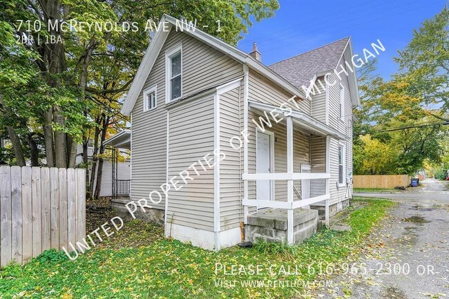 Building Photo - Available Now | Quaint 2 Bedroom, 1 Bathro...