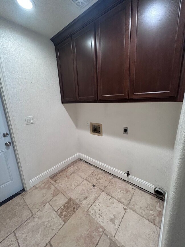 Building Photo - Now Available! 3 Bedroom Home in North West Visalia!