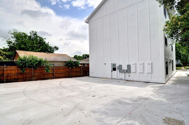 Building Photo - 3212 McCart Ave