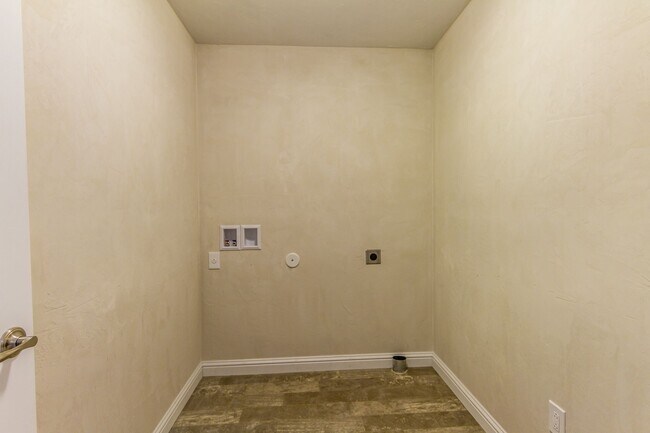 Building Photo - 2 bed 2 bth duplex- available now