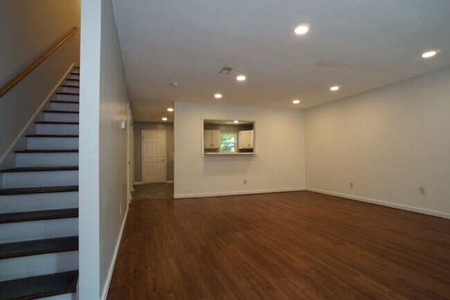 Building Photo - 4 Bed/2 1/2 Bath Bus Line Reserved Parking