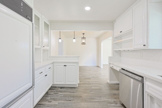 Building Photo - Spacious 5-Bedroom, 3-Bath Home – Convenie...