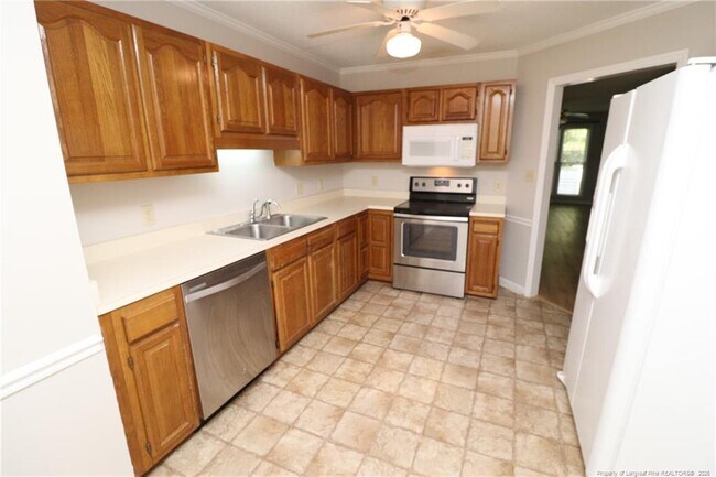 Building Photo - 118 Planetree Ln