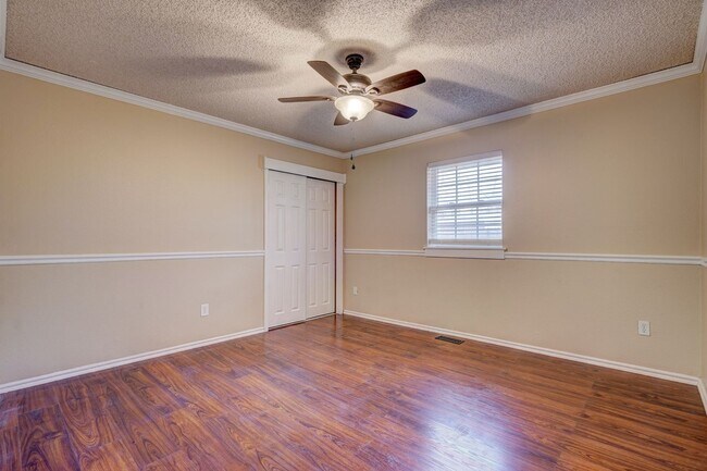 Building Photo - 4 bed 3 bath home!