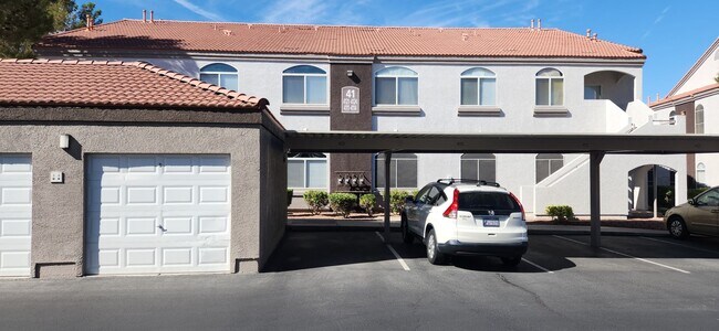 Building Photo - Fully remodeled ground floor 2BR unit in gated Mission Ridge - with garage!