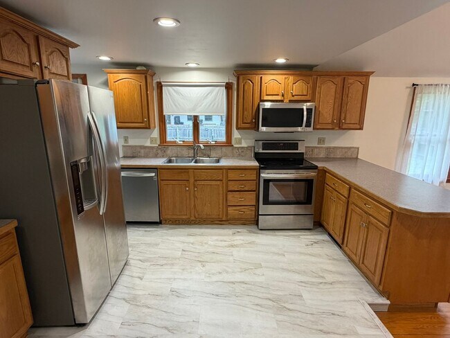 Building Photo - Beautiful 4 Bed / 2 Bath, Single Family Home. Close to Downtown Northampton!