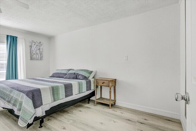 Building Photo - 185 Weiss Bluff Rd