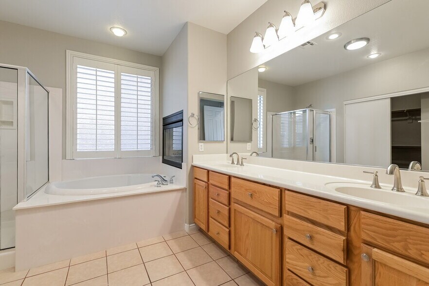 Building Photo - 868 Bussora Rose Dr