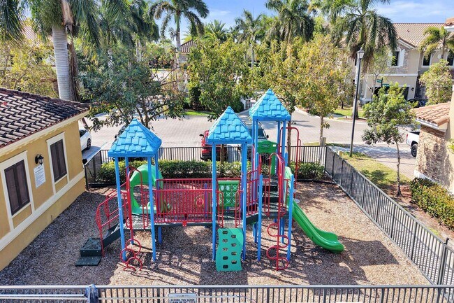 Building Photo - Gorgeous Townhome in Parkland