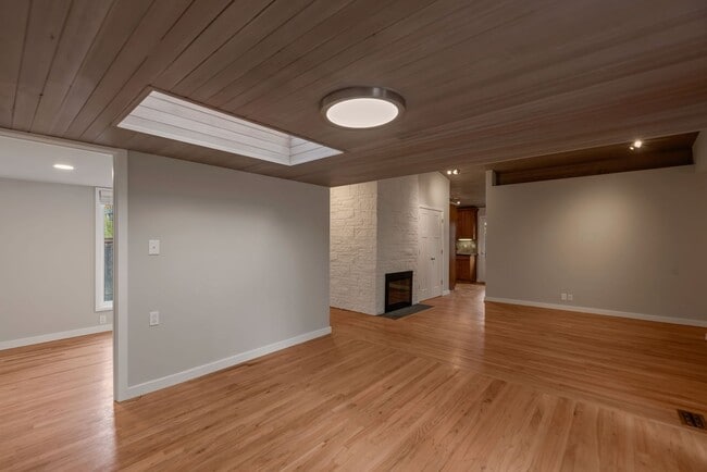 Building Photo - Woodridge Home 4bd 3ba great location!